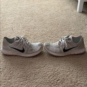 Nike white/grey tennis shoes size 8! Super comfy!